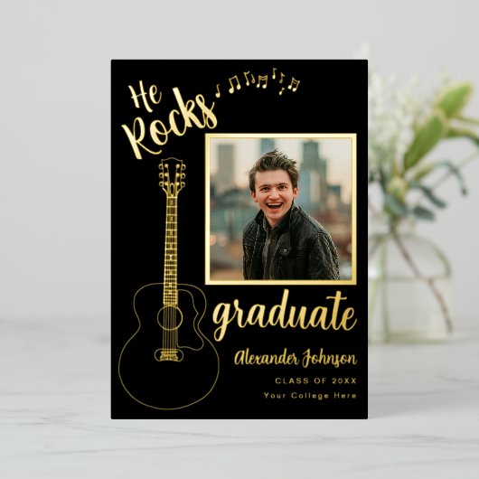 Modernes Graduate Foto Gitarre Black und Gold Folieneinladung (Stehend vorne)