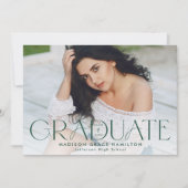 Modernes Graduate Green Typografy Foto Abschluss Ankündigung (Vorderseite)