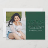Modernes Graduate Green Typografy Foto Abschluss Ankündigung (Rückseite)