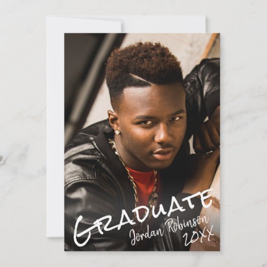 Modernes Graduate Hand Letted Script-Party Einladung (Vorderseite)