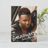 Modernes Graduate Hand Letted Script-Party Einladung (Stehend Vorderseite)