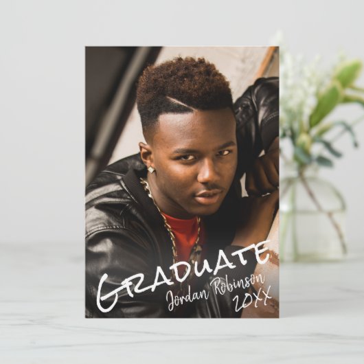 Modernes Graduate Hand Letted Script-Party Einladung (Stehend Vorderseite)