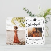Modernes Graduate Hat Lässiges Script Einladung (Stehend Vorderseite)