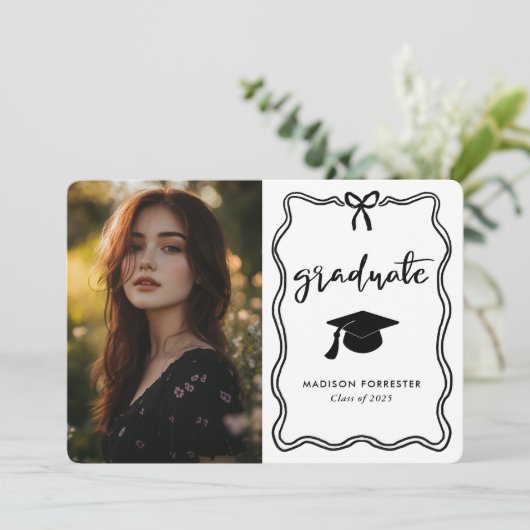 Modernes Graduate Niedlich Bow Lässig Script Einladung (Stehend Vorderseite)