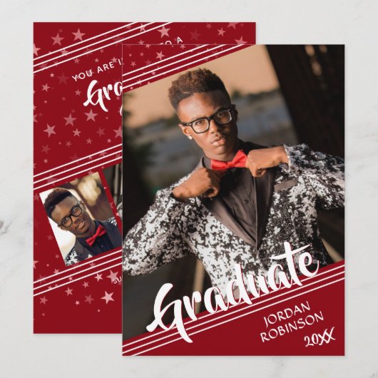 Modernes Graduate Red 4-Foto-Pinselskript Einladung (Vorne/Hinten)