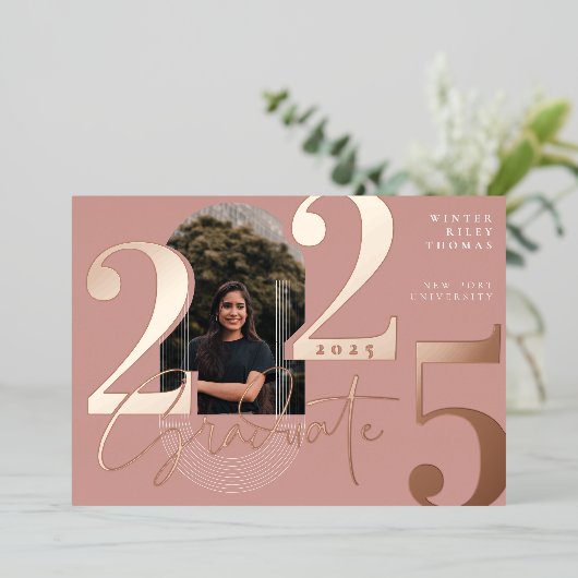 Modernes Graduate Script 2025 Concentric Arch Foto Folieneinladung (Stehend vorne)