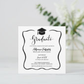 Modernes Graduate Script Lässig Grad Hat Einladung (Stehend Vorderseite)