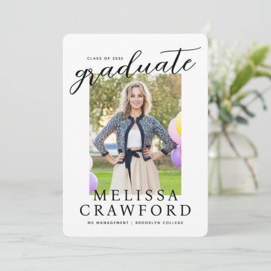 Modernes Graduate Script Typografy Foto Abschluss Ankündigung (Stehend Vorderseite)