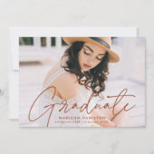 Modernes Graduate Terracotta Script Foto Abschluss Ankündigung (Vorderseite)