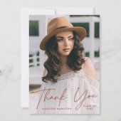 Modernes Graduate Terracotta Script Foto Abschluss Dankeskarte (Vorderseite)