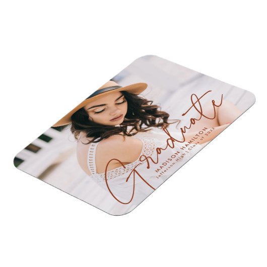 Modernes Graduate Terracotta Script Foto Abschluss Magnet (Linke Seite)