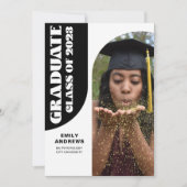 Modernes Graduate White Arch & Foto Grad Party Einladung (Vorderseite)