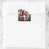 Modernes Graduate White Script 2 Foto Abschluss Quadratischer Aufkleber (Tasche)