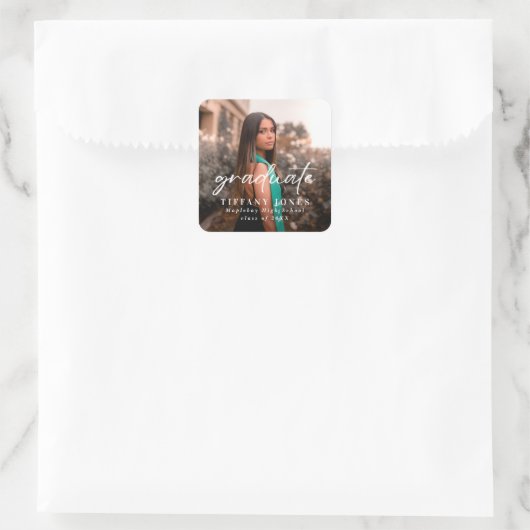 Modernes Graduate White Script 2 Foto Abschluss Quadratischer Aufkleber (Tasche)
