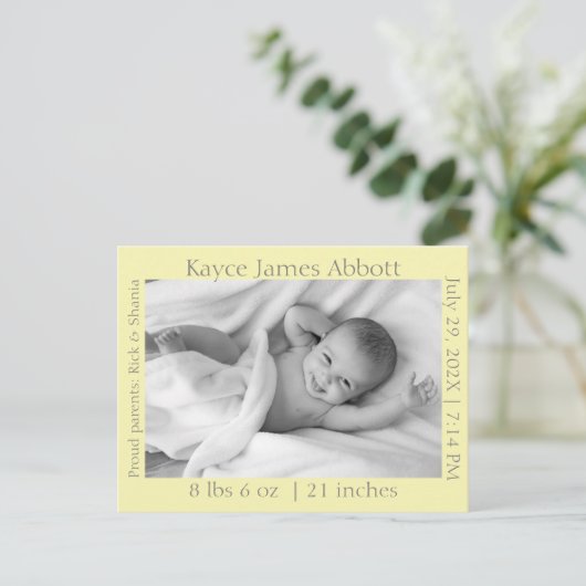 Modernes Grau auf Pastel Yellow Baby Ankündigung (Stehend Vorderseite)