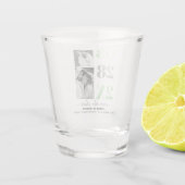 Modernes Grau, Minze zwei Foto Save the Date Schnapsglas (Rückseite)