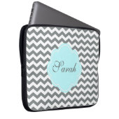 modernes graues, weißes Zickzack Monogramm Laptopschutzhülle (Vorne Rechts)