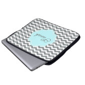 modernes graues, weißes Zickzack Monogramm Laptopschutzhülle (Vorne Knopf)