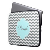 modernes graues, weißes Zickzack Monogramm Laptopschutzhülle (Vorderseite Links)