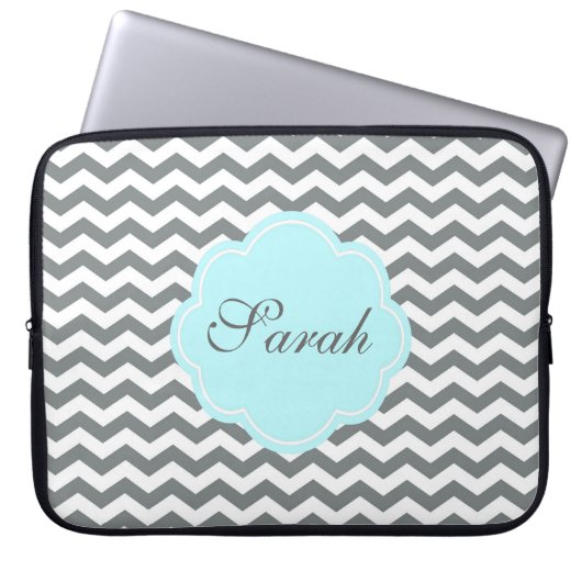 modernes graues, weißes Zickzack Monogramm Laptopschutzhülle (Vorderseite)