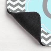 modernes graues, weißes Zickzack Monogramm Mousepad (Ecke)