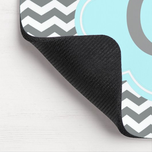 modernes graues, weißes Zickzack Monogramm Mousepad (Ecke)