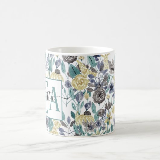 Modernes Graugelbes Floral-Aquarellmonogramm Kaffeetasse (Mittel)