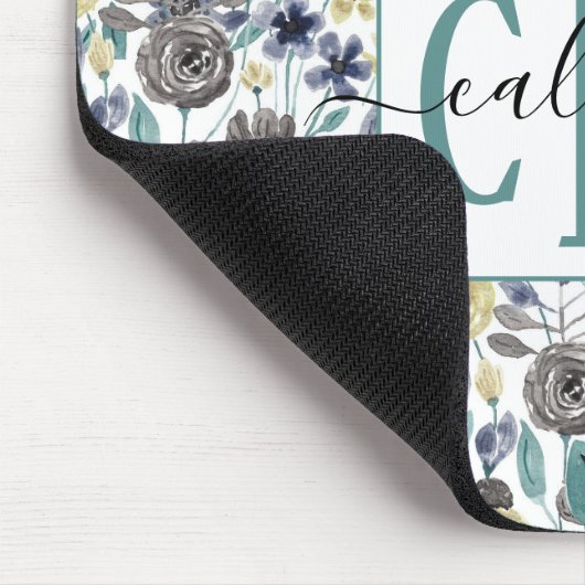 Modernes Graugelbes Floral-Aquarellmonogramm Mousepad (Ecke)