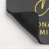 Modernes Graugelbes Monogramm Mousepad (Ecke)