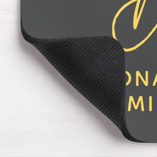Modernes Graugelbes Monogramm Mousepad (Ecke)