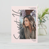 Modernes Gray-Skript 4 Fotos Rosa Sweet 16 Einladung (Stehend Vorderseite)