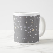 Modernes Gray Terrazzo Jumbo-Tasse (Vorderseite Rechts)