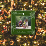 Modernes Green White Frame Family Foto Weihnachten Keramikornament<br><div class="desc">Modernes fröhliches Weihnachten Weiße Gerahmte Familie Foto auf grünem Hintergrund. Weiße Schneeflocken in zufälliger Größe vorne und hinten. Platzhalter: Randy Novatino von Unsplash. Vielen Dank</div>