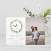 Modernes Greenery Wreath Monogram Wedding Foto Save The Date (Stehend Vorderseite)
