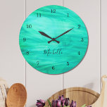 Modernes Grün Große Wanduhr<br><div class="desc">Diese farbenfrohe Wall Clock ist mit einem grünen wirbelartigen Muster dekoriert. Einfach mit Ihrem Namen oder Monogramm anpassbar. Verwenden Sie die Option Weitere anpassen, um die Textgröße, den Stil oder die Farbe zu ändern, wenn Sie möchten.</div>