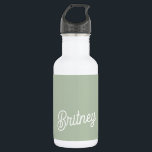 Modernes, grün Personalisiertes Monogramm und Name Edelstahlflasche<br><div class="desc">Die moderne Sage Green Personalisiert Monogram und Name Stainless Steel Water Bottle ist stilvoll und funktionell. Es zeichnet sich durch eine schlanke, grüne Oberfläche aus und ist mit dem Monogramm und dem Namen angepasst, was es zu einem einzigartigen Accessoire macht. Aus hochwertigem Edelstahl gefertigt, ist es haltbar und so konzipiert,...</div>