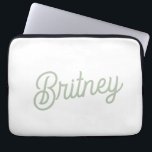 Modernes, grün Personalisiertes Monogramm und Name Laptopschutzhülle<br><div class="desc">Die moderne Sage Green Personalisiert Monogram und Name Laptop Sleeve verbindet Eleganz mit praktischem Schutz. Diese schlanke, schlanke grüne Hülle ist auf Ihr Monogramm und Ihren Namen zugeschnitten und bietet eine personalisierte Touch, während Sie Ihren Laptop vor Kratzern und Stößen schützen. Das minimalistische Design ergänzt jeden beruflichen oder lässigen Stil...</div>