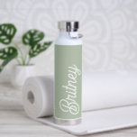 Modernes, grün Personalisiertes Monogramm und Name Trinkflasche<br><div class="desc">Die moderne Sage Green Personalisiert Monogram und Name Water Bottle zeichnet sich durch eine beruhigende, schlaue grüne Farbe aus, die sich ideal für diejenigen eignet, die ein stilvolles und zeitgenössisches Aussehen schätzen. Die Wasserflasche kann mit einem Monogramm und einem Namen versehen werden, indem sie eine persönliche Touch hinzufügt, die sie...</div>
