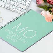 Modernes, grün-weißes Monogramm-Notebook Notizblock