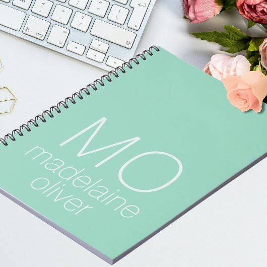 Modernes, grün-weißes Monogramm-Notebook Notizblock