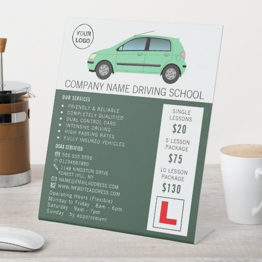 Modernes grünes Auto, Fahrschule, Lehrer Sockelschild (In Situ)