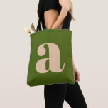 Modernes, grünes Retro-Monogramm Tasche<br><div class="desc">Eine stilvolle und zeitgenössische Totentasche mit einem üppigen olivgrünem Hintergrund mit einem kühnen beigen Kleinbuchstaben in moderner Typografie. Diese vielseitige Tasche ist für den Alltag konzipiert und eignet sich hervorragend zum Einkaufen, Arbeiten oder als modisches Accessoire. Das minimalistische, aber auffällige Design macht es zu einem idealen Geschenk für Typografen und...</div>