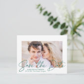 Modernes grünes Script-Foto Save the Date Ankündigungspostkarte (Stehend Vorderseite)
