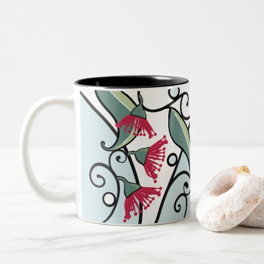 Modernes Gumnut-Design mit hellblauem Hintergrund Zweifarbige Tasse (Mit Donut)