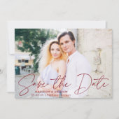 Modernes, handgeschriebenes Burgundy Script-Foto Save The Date (Vorderseite)
