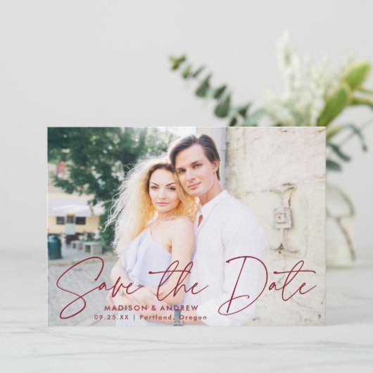 Modernes, handgeschriebenes Burgundy Script-Foto Save The Date (Stehend Vorderseite)
