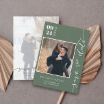 Modernes handgeschriebenes Foto Save the Date dunk<br><div class="desc">Wählen Sie die besten Bilder aus Ihrem Verlobung-Shooting oder Ihre Lieblingsfotos von Ihnen beiden für dieses perfekte rett-the-date. Save the Date sind die Wörter handgeschrieben,  um der Karte ein persönliches Gefühl zu geben. Die Vorderseite hat ein Bild und die Rückseite hat ein großes Bild mit einem weißen Filter oben.</div>