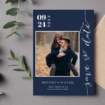 Modernes handgeschriebenes Foto Save the Date Navy<br><div class="desc">Wählen Sie die besten Bilder aus Ihrem Verlobung-Shooting oder Ihre Lieblingsfotos von Ihnen beiden für dieses perfekte rett-the-date. Save the Date sind die Wörter handgeschrieben,  um der Karte ein persönliches Gefühl zu geben. Die Vorderseite hat ein Bild und die Rückseite hat ein großes Bild mit einem weißen Filter oben.</div>