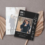 Modernes handgeschriebenes Foto Save the Date schw<br><div class="desc">Das moderne handgeschriebene Foto Save the Date vorstellen - ein Stück,  das wirklich mit Ihrer einzigartigen Liebe-Story passt. Dieser rett-the-date verbindet den Charme des handgeschriebenen Schriftartes mit dem Komfort eines modernen Designs und bietet einen eleganten und dennoch intimen Anklang,  der Ihre Gäste sicher begeistern wird.</div>
