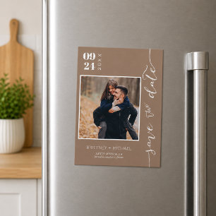 Modernes handgeschriebenes Foto Save the Date Tan Magnetkarte